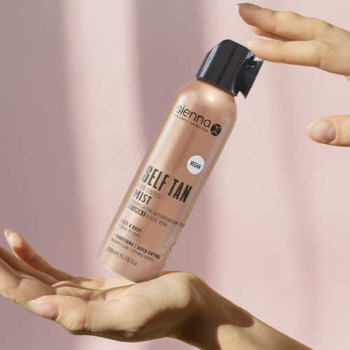 Tonuojanti formulė užtikrina tolygų įdegį veidui ir kūnui Savaiminio įdegio dulksna su atspalviu SIENNA X Q10 TINTED MIST, 200 ml | Mano Vaistinė