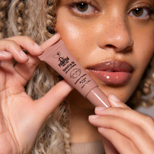Aliejus lūpoms suteikia itin žvilgantį, spindinti efektą Lūpų aliejus su atspalviu DR. PAWPAW NUDE POUT, 8 ml | Mano Vaistinė
