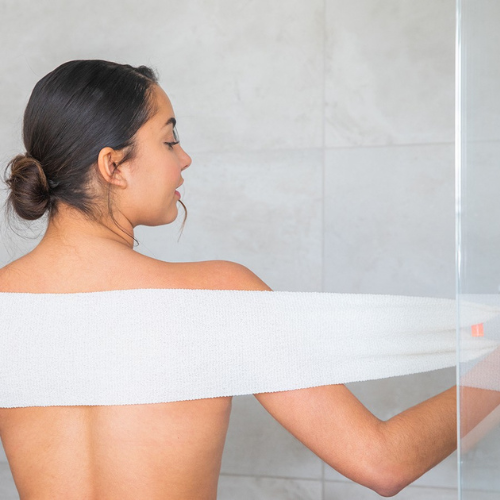 Šluostė-kempinė padeda pašalinti sausą ir pažeistą odą Ištempiama kūno plaušinė CLEANLOGIC SUSTAINABLE EXFOLIATING STRETCH CLOTH   | Mano Vaistinė