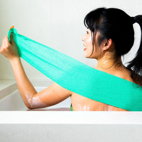 Skirta jautriai odai ir užtikrina lengvą odos šveitimą. Ištempiama kūno plaušinė CLEANLOGIC SENSITIVE SKIN EXFOLIATING | Mano Vaistinė