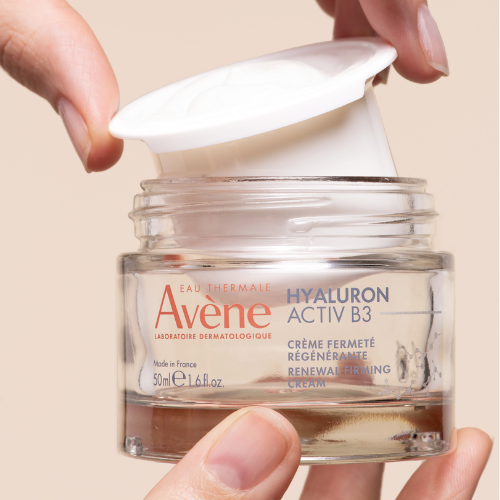 Kremas suteikia odai komforto pojūtį ir puikiai tinka kaip makiažo pagrindas Atkuriamasis veido kremas brandžiai odai (papildymas) AVENE HYALURON ACTIVE B3, 50 ml | Mano Vaistinė
