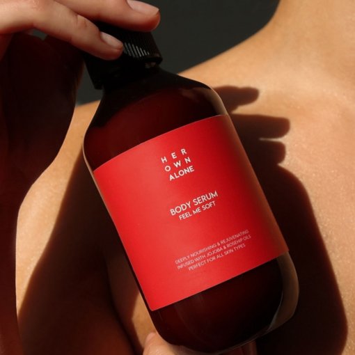 Intensyviai drėkina, maitina ir ramina odą Intensyviai drėkinantis kūno serumas HER OWN ALONE, 270 ml | Mano Vaistinė