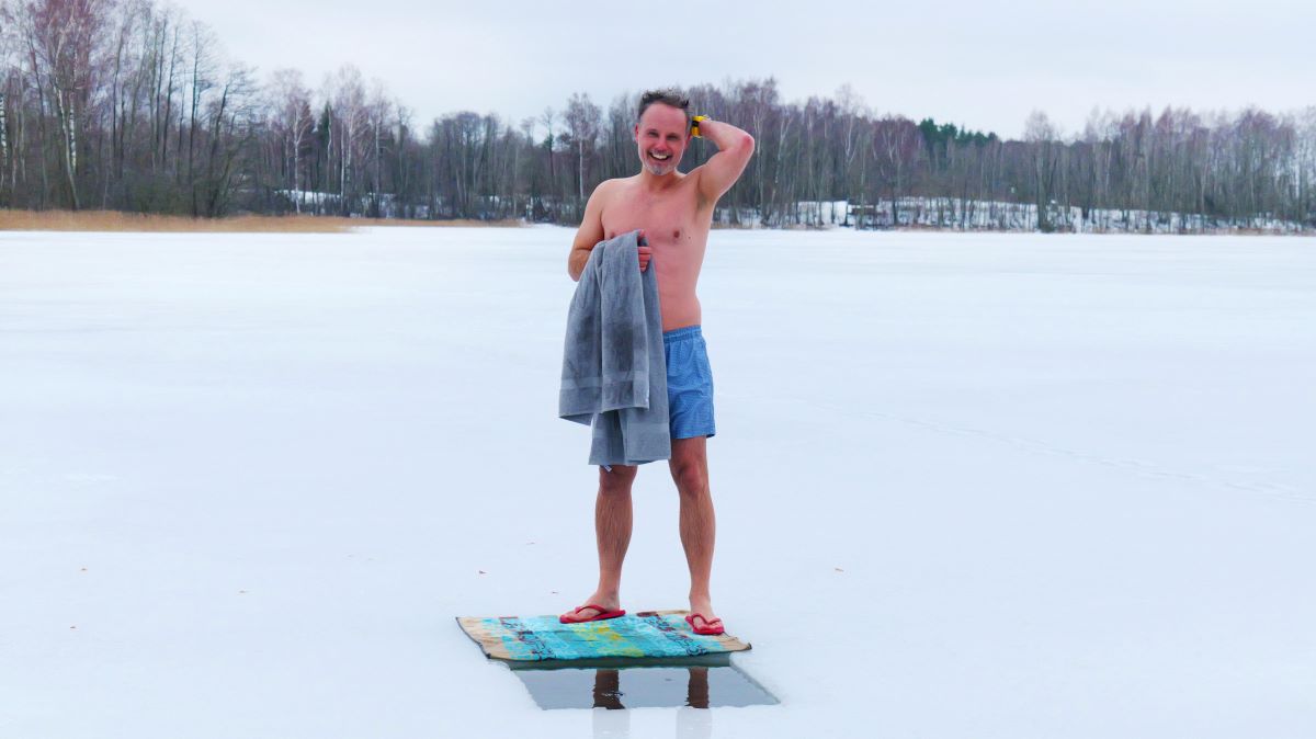 Žiemą per vieną dieną penkiuose Lietuvos ežeruose išsimaudęs keliautojas K. Mieliauskas ragina kas rytą lįsti po šaltu dušu