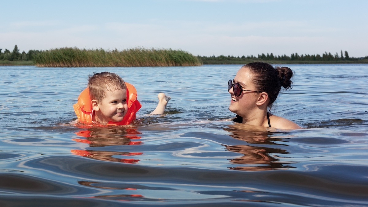 Poilsiaujame prie vandens: įsijautus į maudymosi malonumus kartais „jūra būna iki kelių“, bet iki nelaimės – tik vienas žingsnis